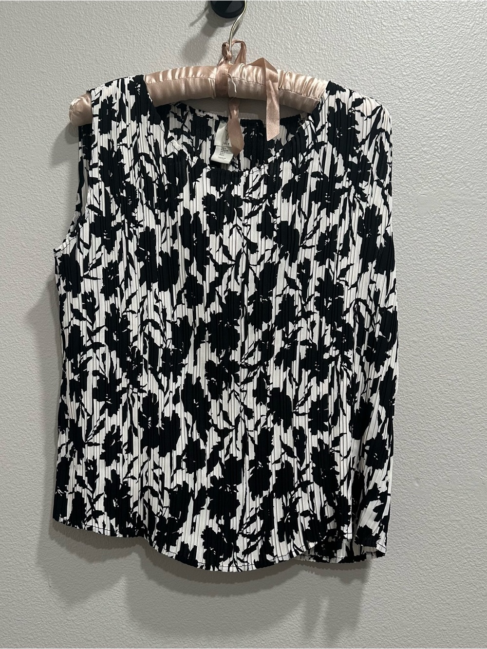 Joie Black & White Floral Pleated Sleeveless Top,large,stretchy,lightweight